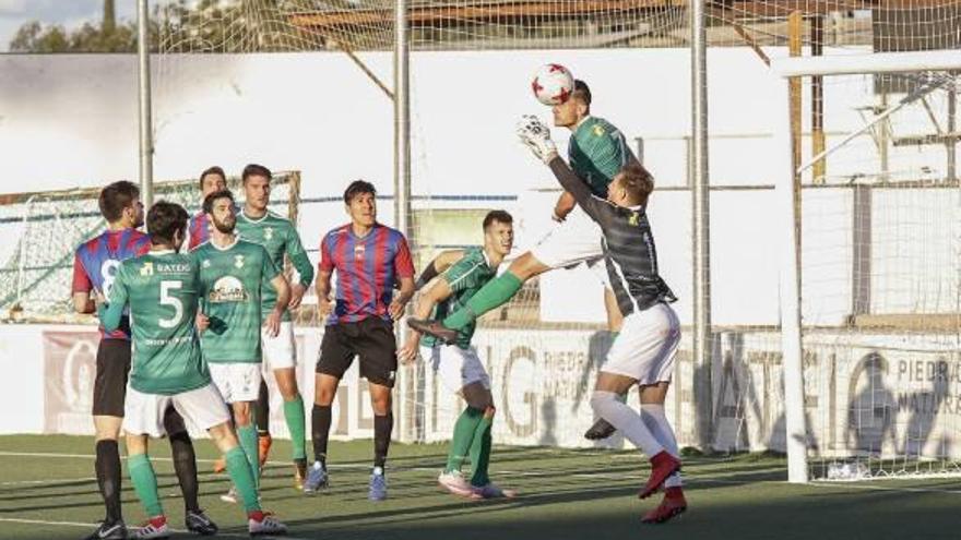 Un lance del derbi del Vinalopó en la portería del Novelda, ayer en La Madalena.