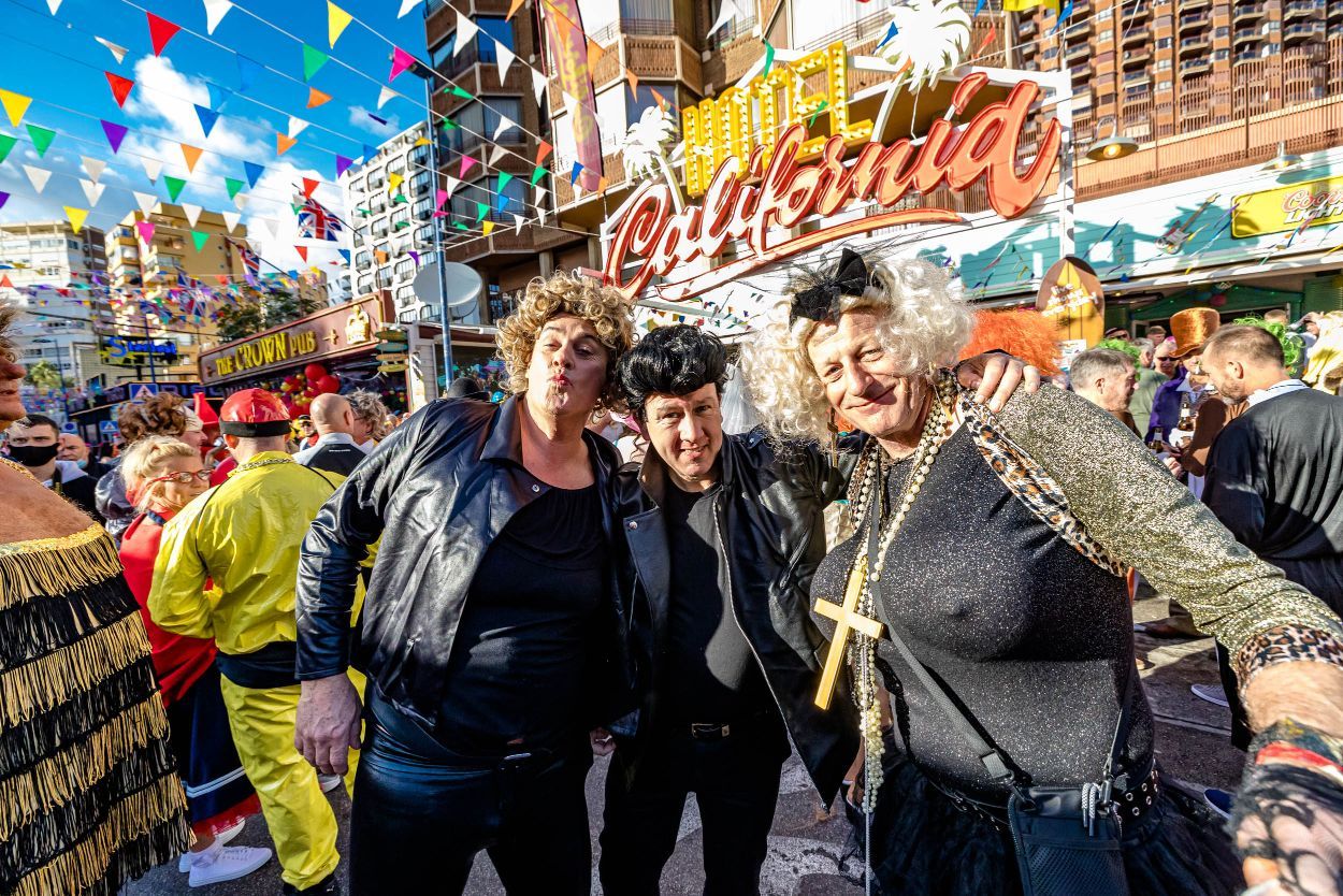 Los británicos desafían a la lluvia y celebran su "Fancy Dress Party" en Benidorm