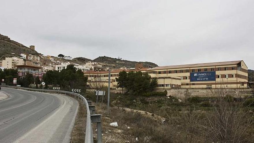 La fábrica de El Almendro, con el casco urbano de Xixona al fondo, en una imagen tomada ayer