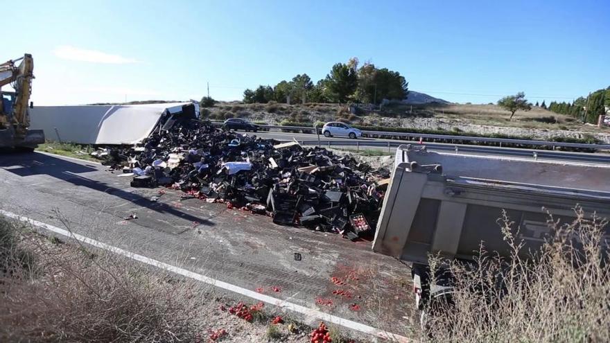 Un camión de tomates vuelca en la A-31 en término de Sax