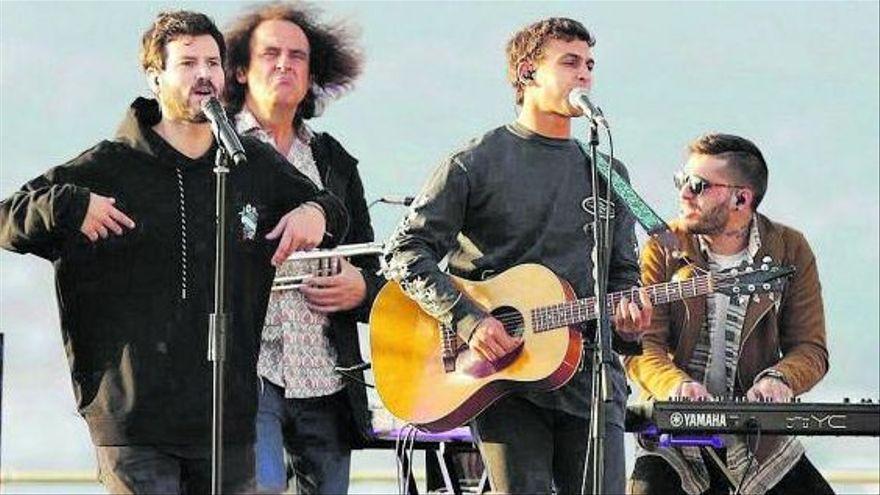 Bárcenas, al frente, en un concierto de Taburete. / RICARDO GROBA