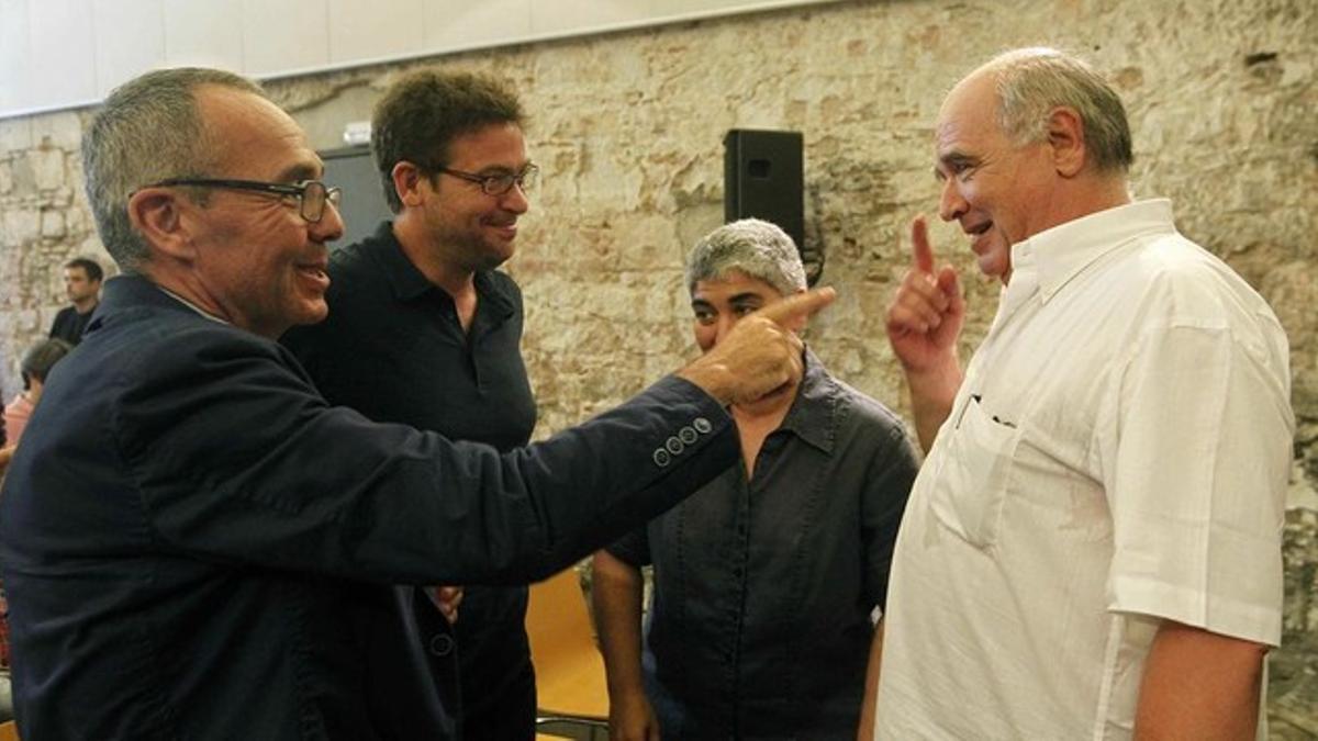 Lluís Rabell charla con Joan Coscubiela (ICV), Albano Dante Fachin (Podem) y Núria Lozano (EUiA), ayer en el Convent de Sant Agustí de Barcelona.