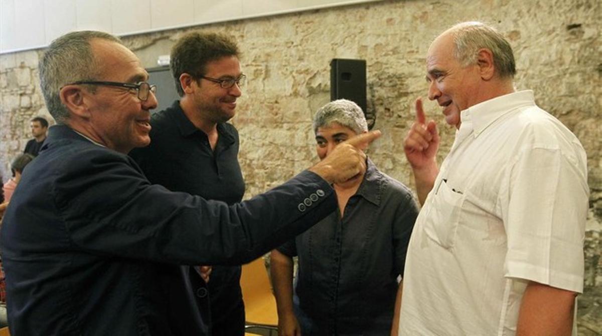 Lluís Rabell xerra amb Joan Coscubiela (ICV), Albano Dante Fachin (Podem) i Núria Lozano (EUiA), ahir al Convent de Sant Agustí de Barcelona.