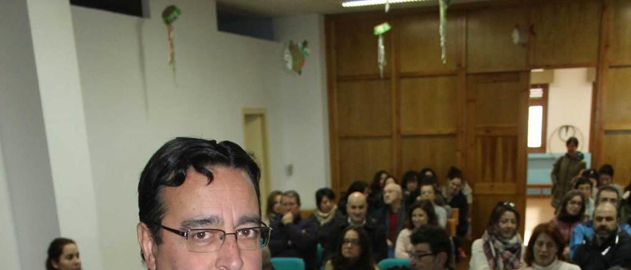 El pediatra Venancio Martínez, ayer, en el Instituto de Navia.