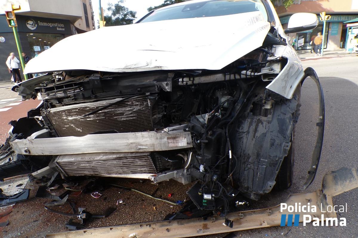Estado en el que quedó uno de los coches al saltarse uno de ellos un semáforo en rojo en Palma.