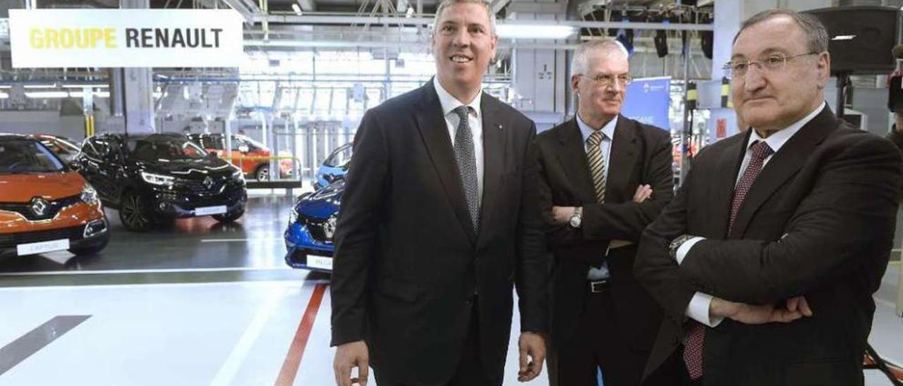 El vicepresidente de Fabricación y Logística del Grupo Renault, José Vicente de los Mozos (i.), ayer, con el director de la planta de Palencia, José Antonio López, y el de la de Valladolid, Manuel Guillermo. // Efe