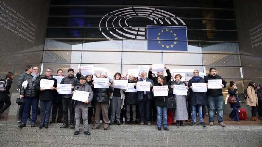 Concentración ante la sede de la Eurocámara de los participantes de la jornada &quot;El franquismo después de Franco&quot;. // M. V.