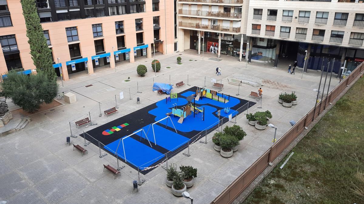 Pla general de la plaça Josep Pla amb el parc infantil