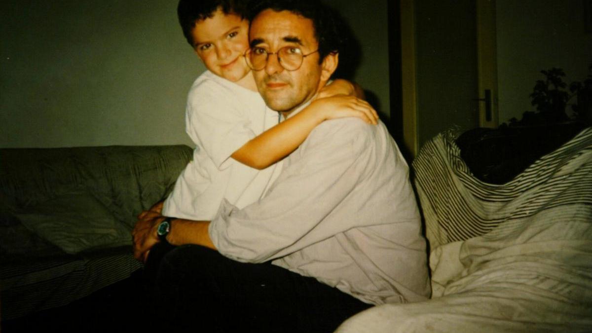 El escritor Roberto Bolaño, con su hijo.