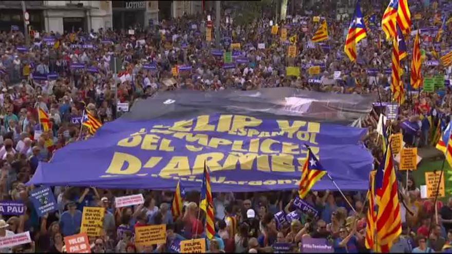 Las pancartas de la manifestación de Barcelona piden al Rey y a Rajoy que no se vendan armas