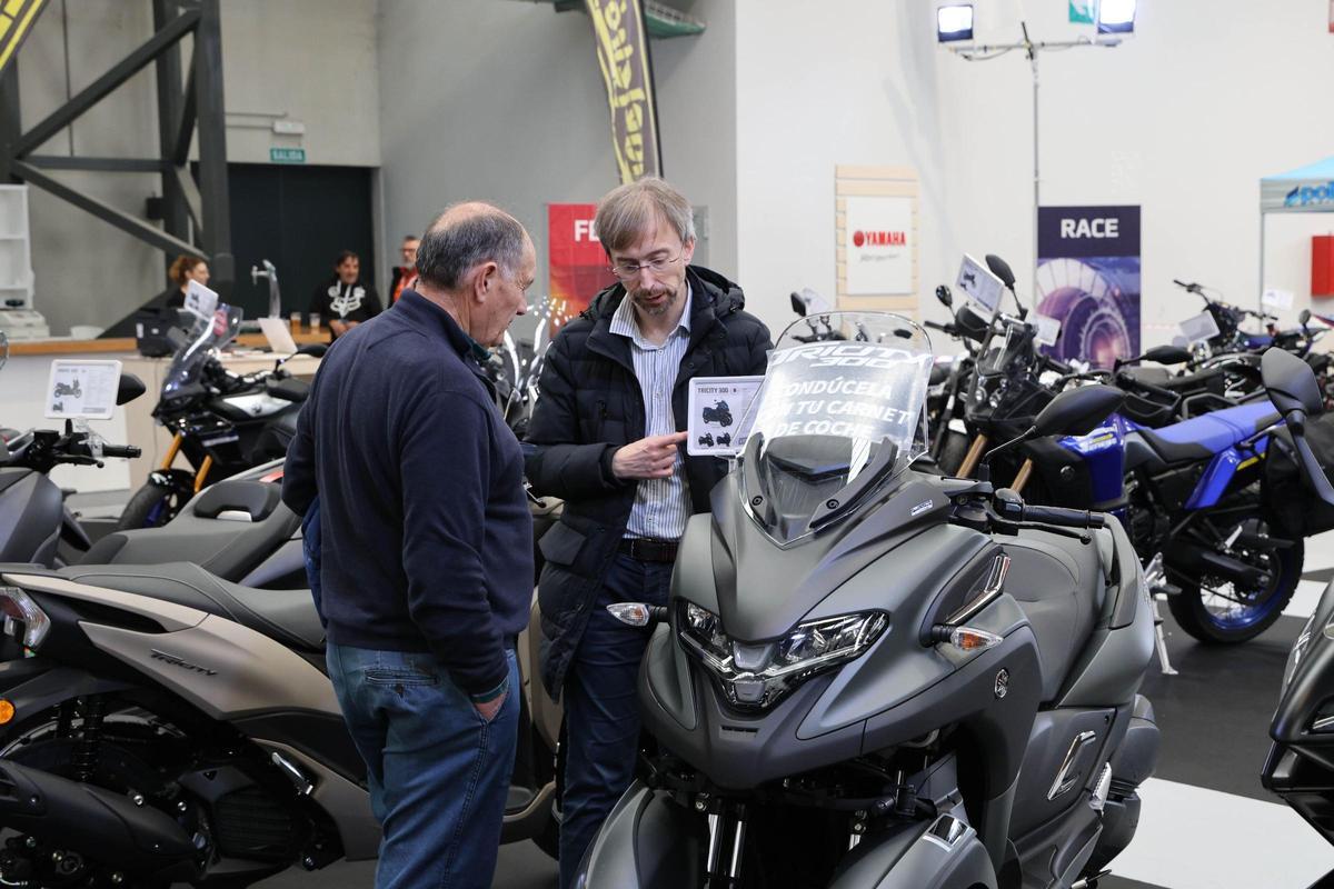 Un paseo entre coches y motos en Vigo Un paseo entre coches y motos en Vigo