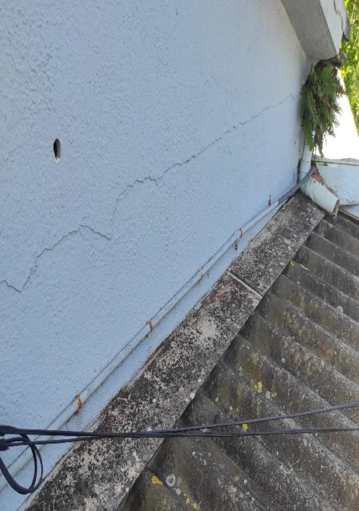 Detalle de encuentro entre edificio de aulario y edificio de almacén.