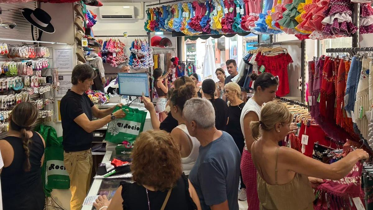 Una tienda de trajes de feria.