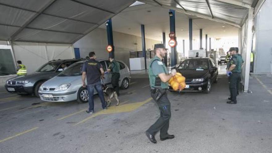 Visita de la subdelegada del Gobierno al dispositivo de la Operación Paso del Estrecho en Alicante, el viernes.