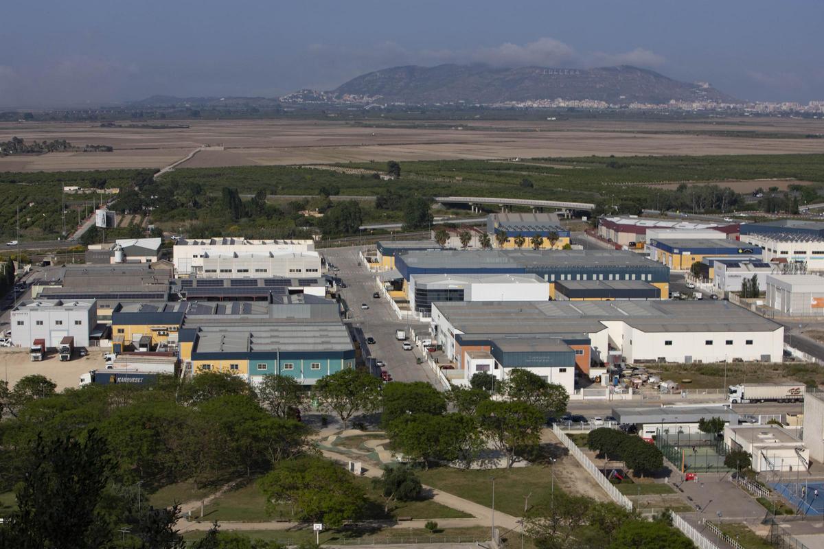 Área industrial de Corbera, con Cullera al fondo.
