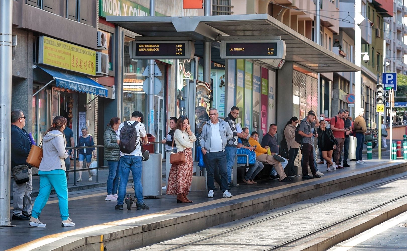 Colas en las paradas del tranvía en Santa Cruz