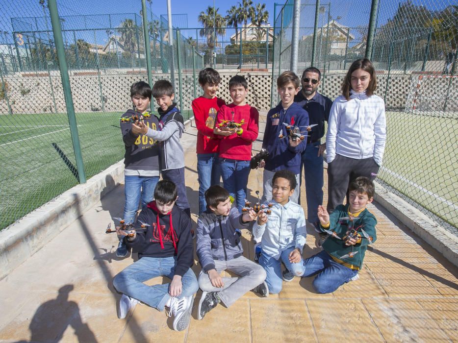 Alicante celebra el primer curso de construcción y pilotaje de drones de carreras para niños.