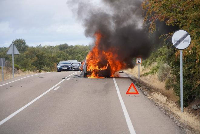 GALERÍA | Se incendia un vehículo en Villar del Buey paralizando el tráfico