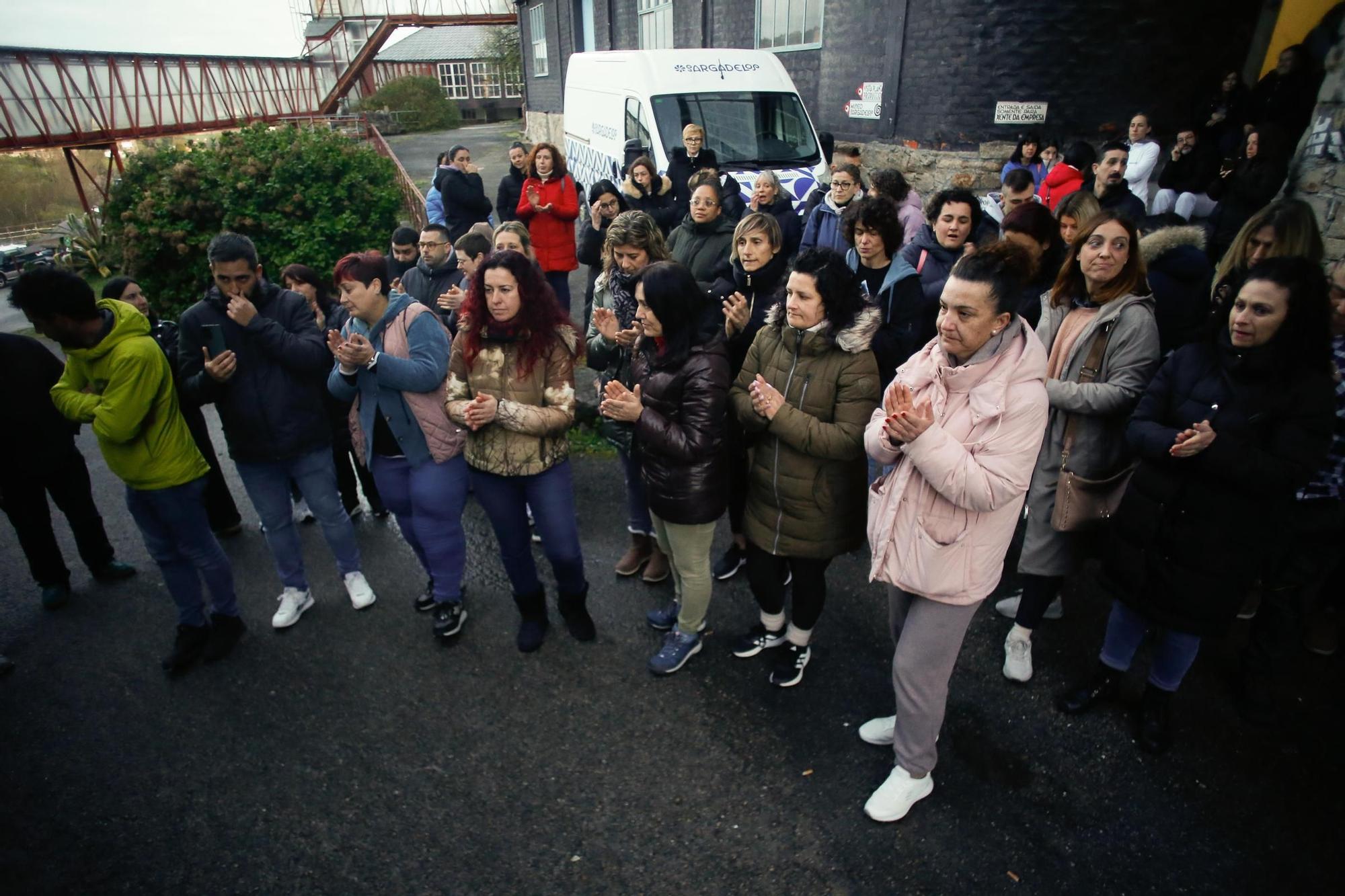 Sargadelos impide el acceso de los trabajadores a la planta de Cervo a primera hora de la mañana