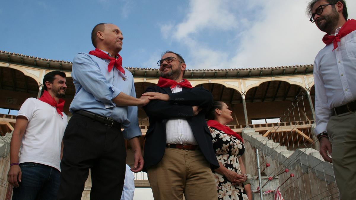 El torero lorquino, emocionado, apretaba el brazo del alcalde en señal de agradecimiento mientras recordaba su vida ligada siempre al coso de Sutullena.