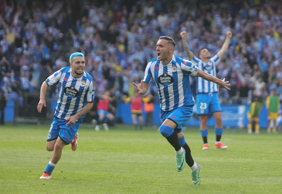 Lucas Pérez festeja el gol del ascenso ante el Barcelona B junto a Mella y Ximo Navarro.