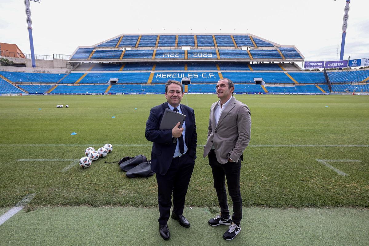 Manuel Illueca (i) y Carlos Parodi (d), durante la visita del exdirector del IVF al José Rico Pérez con motivo de las obras de acondicionamiento.