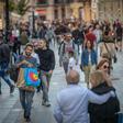 Ambiente de compras en el centro de Barcelona el primer fin de semana de noviembre.