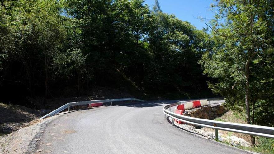 Uno de los tramos reparados de la carretera que une Campo de Caso con Infiesto.