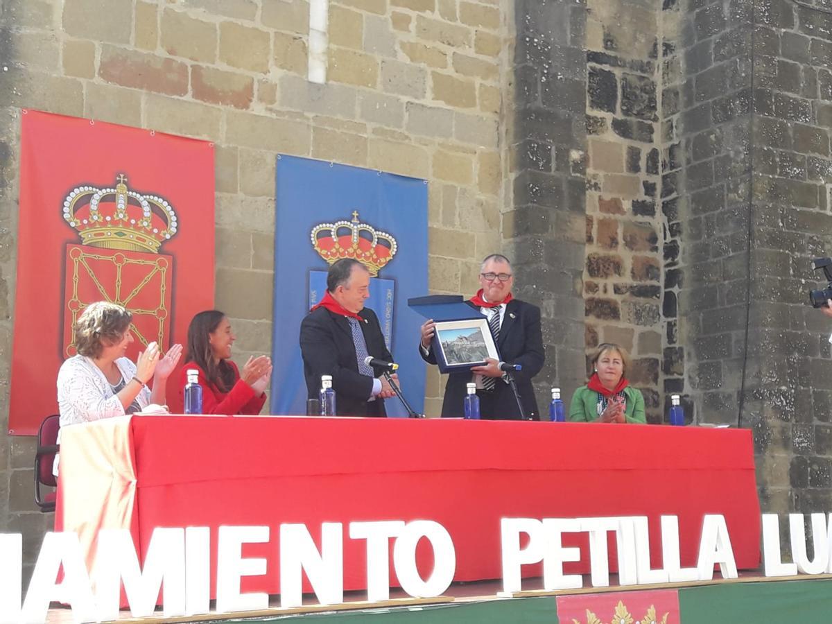 Acto de hermanamiento de Valdés con Petilla de Aragón, en 2018.