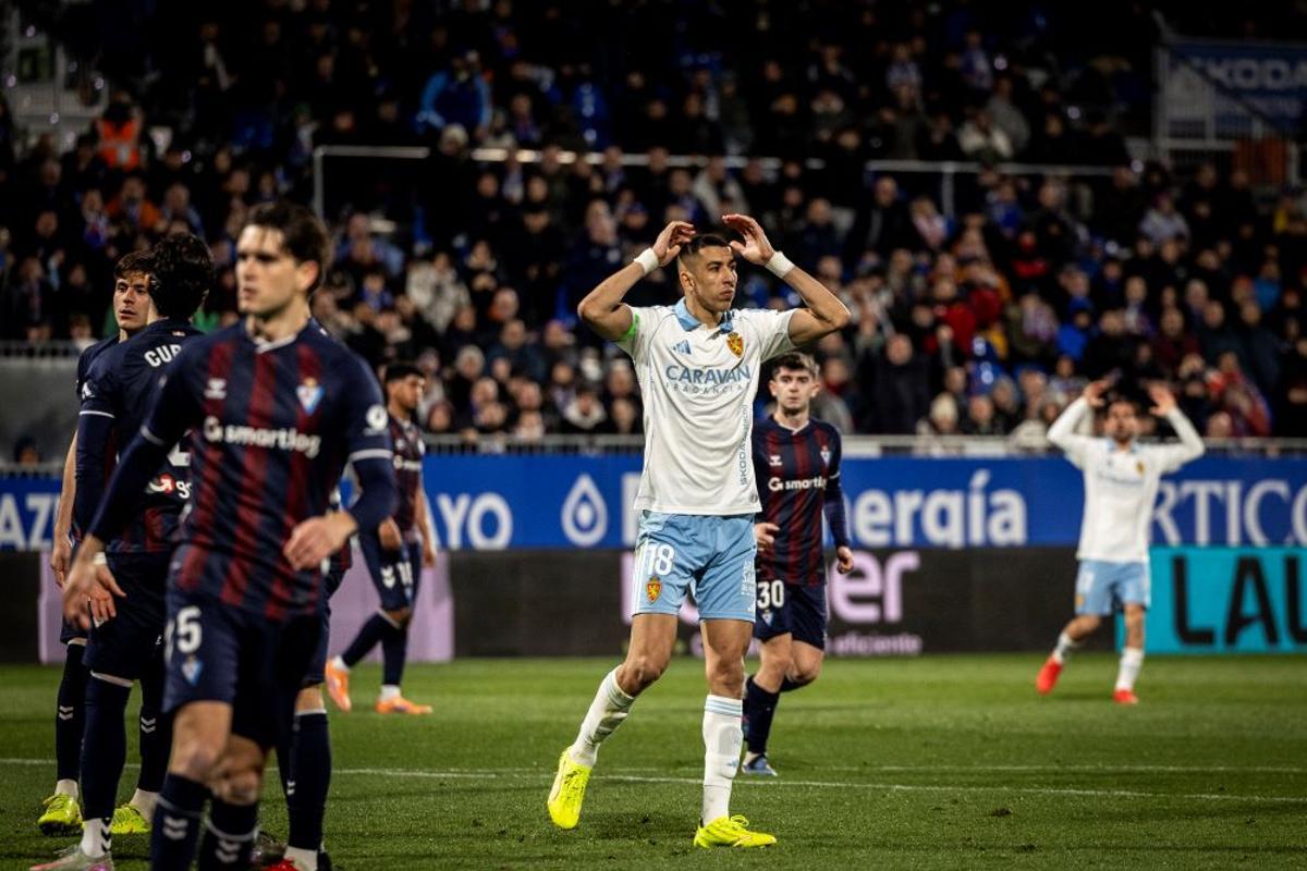 El Yamiq se echa las manos a la cabeza en el partido ante el Eibar.