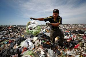 Recicladores de basura revisan montones de desechos en un vertedero de cartón, plástico y metal, que venden en turnos de 12 horas, mientras Argentina enfrenta una de las tasas de inflación más altas del mundo, que superará el 100 % este año, en Luján, el las afueras de Buenos Aires, Argentina 5 de octubre de 2022.