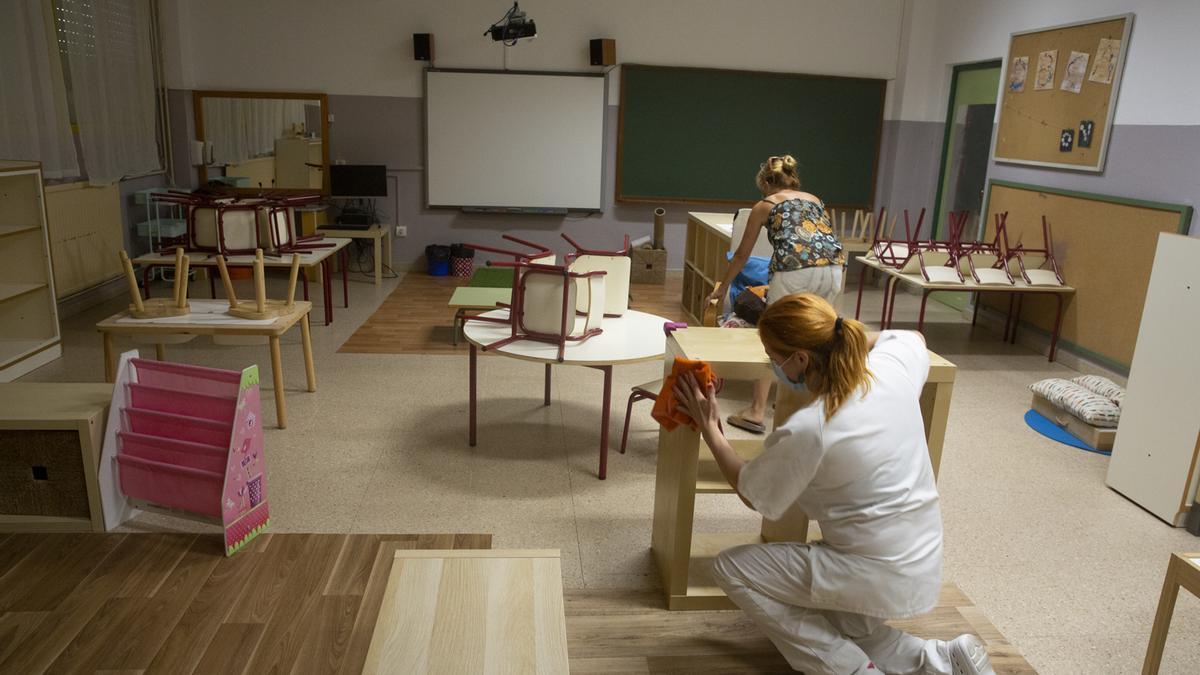 Limpieza y desinfección de mobiliario en un centro escolar de la ciudad de Alicante.