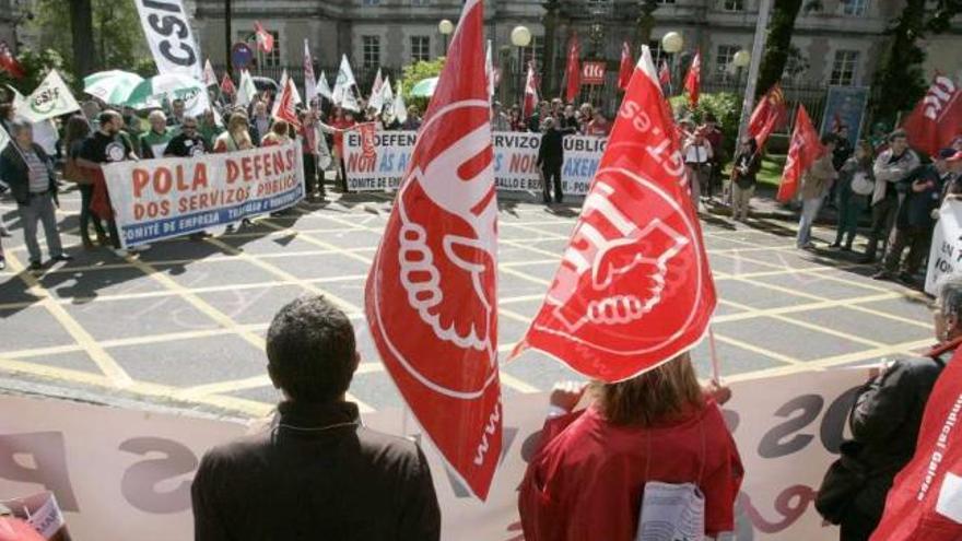 Protesta de los funcionarios ante la sede del Gobierno en San Caetano el pasado mes de junio. / xoán álvarez