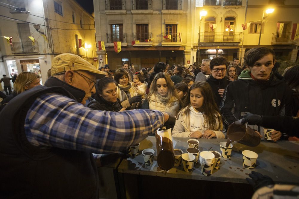 Sant Antoni arranca en Sagunt con la tradicional Plantà del Pi