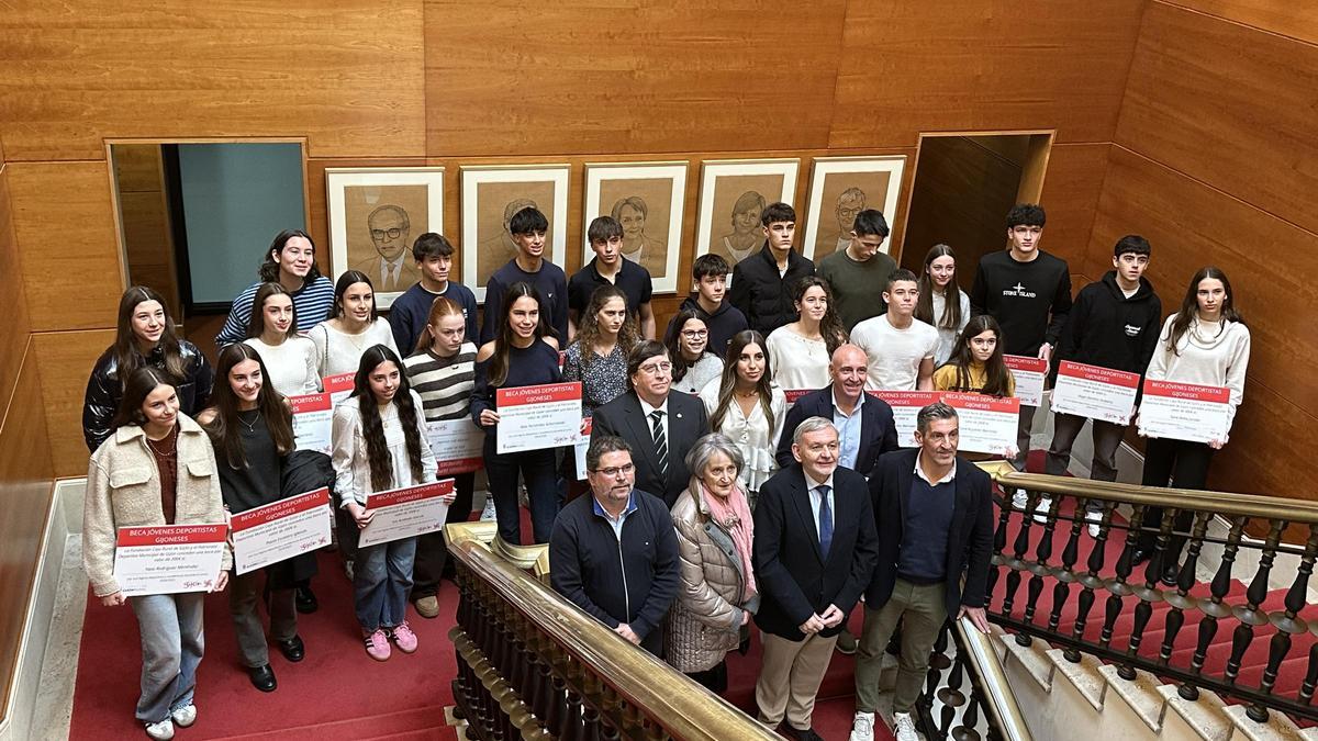 Veinticinco jóvenes deportistas reciben las becas de la Fundación Caja Rural de Gijón