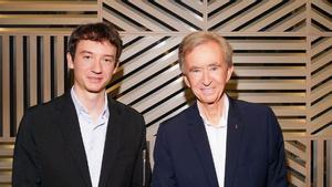 Frédéric Arnault y su padre, Bernard, en una presentación de los relojes TAG Heuer en Nueva York, en julio de 2023.