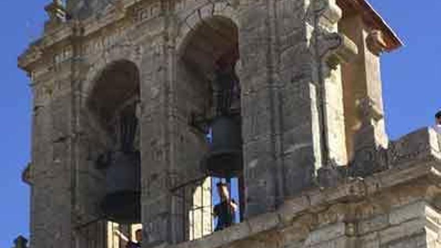 Dos campaneros muestran su habilidad con los badajos.