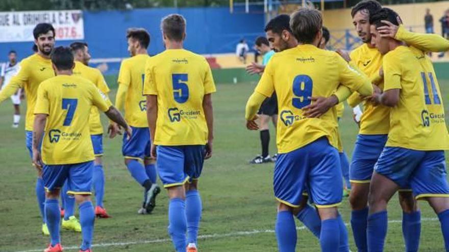 Los jugadores del Orihuela celebran un gol.