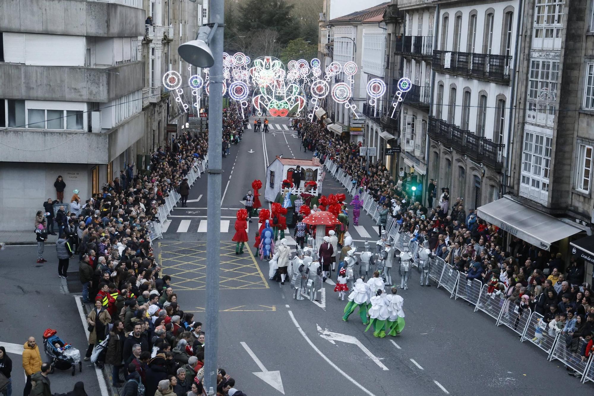 Santiago disfruta del tradicional desfile de martes de Entroido