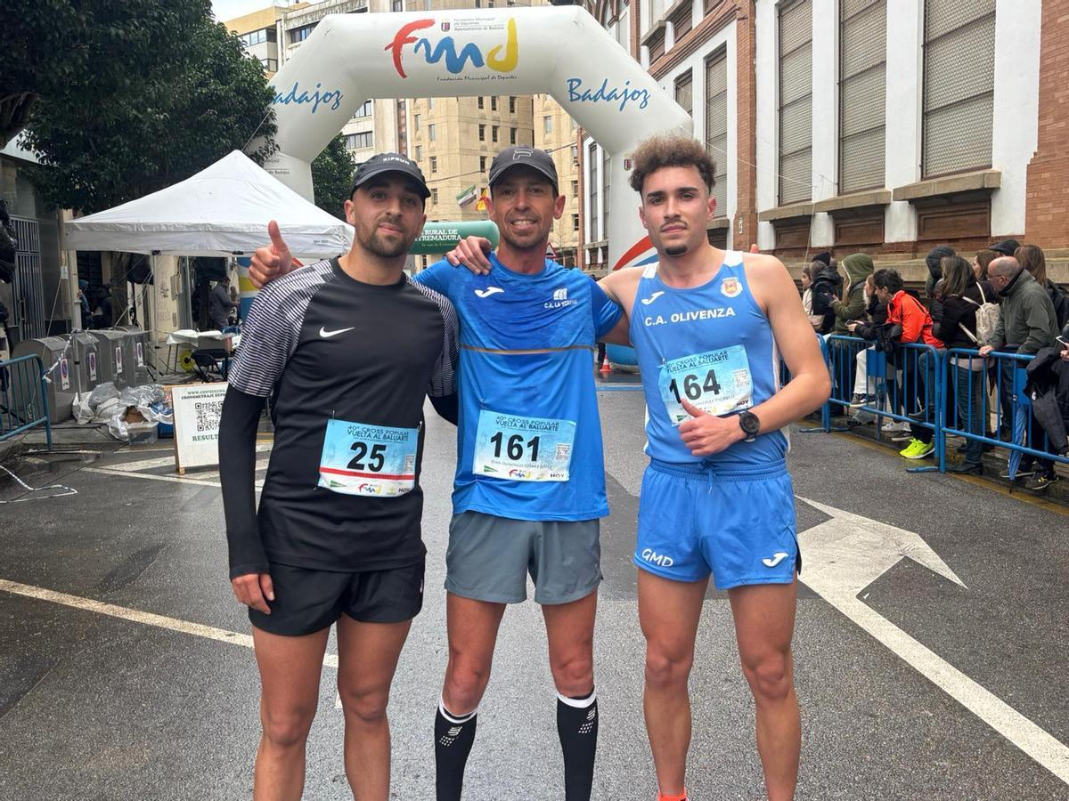 Juan Gómez, Juan Domingo Gómez y Andrés González, tercero, primero y segundo clasificado en la 40ª Vuelta al Baluarte de Badajoz.