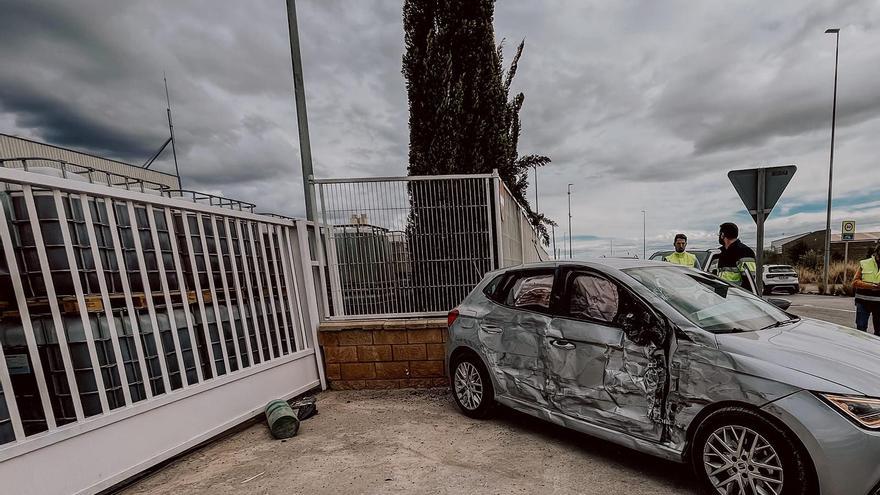 Espectacular accidente en Onda entre un camión y un automóvil