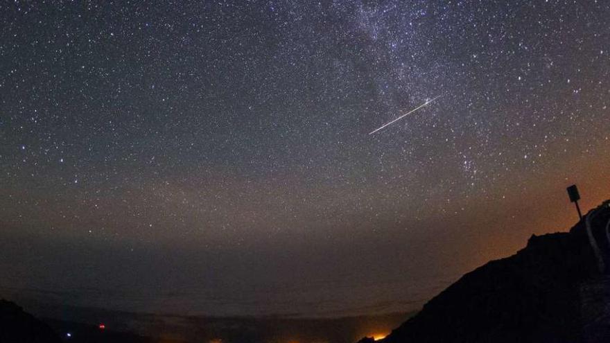 Noite estrelada coa presencia da chuvia de estrelas, as Perseidas, na illa de La Palma, nas Canarias.