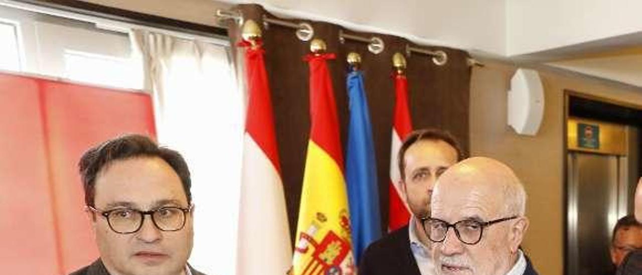 Javier Fernández entrega a Plácido Rodríguez Guerrero la insignia conmemorativa por sus 50 años de socio.