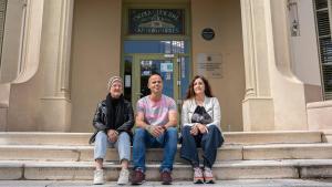 Salomé, Álex y Regina, madres y padre de tres familias que reclaman revisar el modelo de la escuela de música de Santa Coloma.