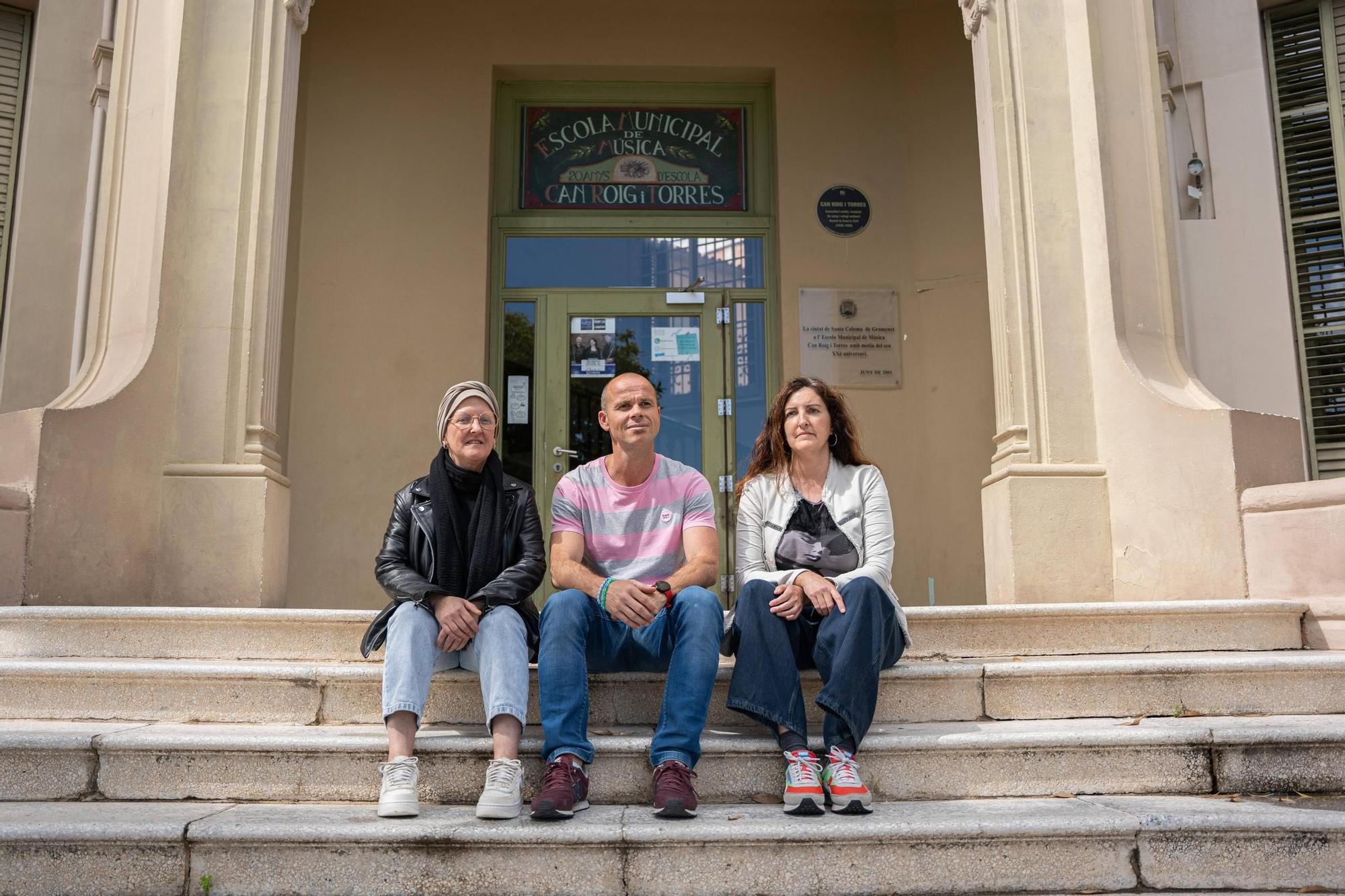 Salomé, Álex y Regina, madres y padre de tres familias que reclaman revisar el modelo de la escuela de música de Santa Coloma.