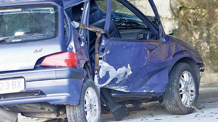 Un menor sin carné estrella un coche contra un poste en Betanzos y muere su compañera