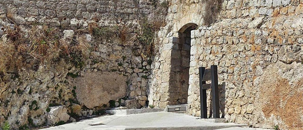 Entrada a Dalt Vila por las murallas.