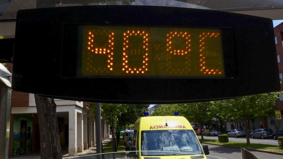 Un termómetro marca 40 grados en la calle