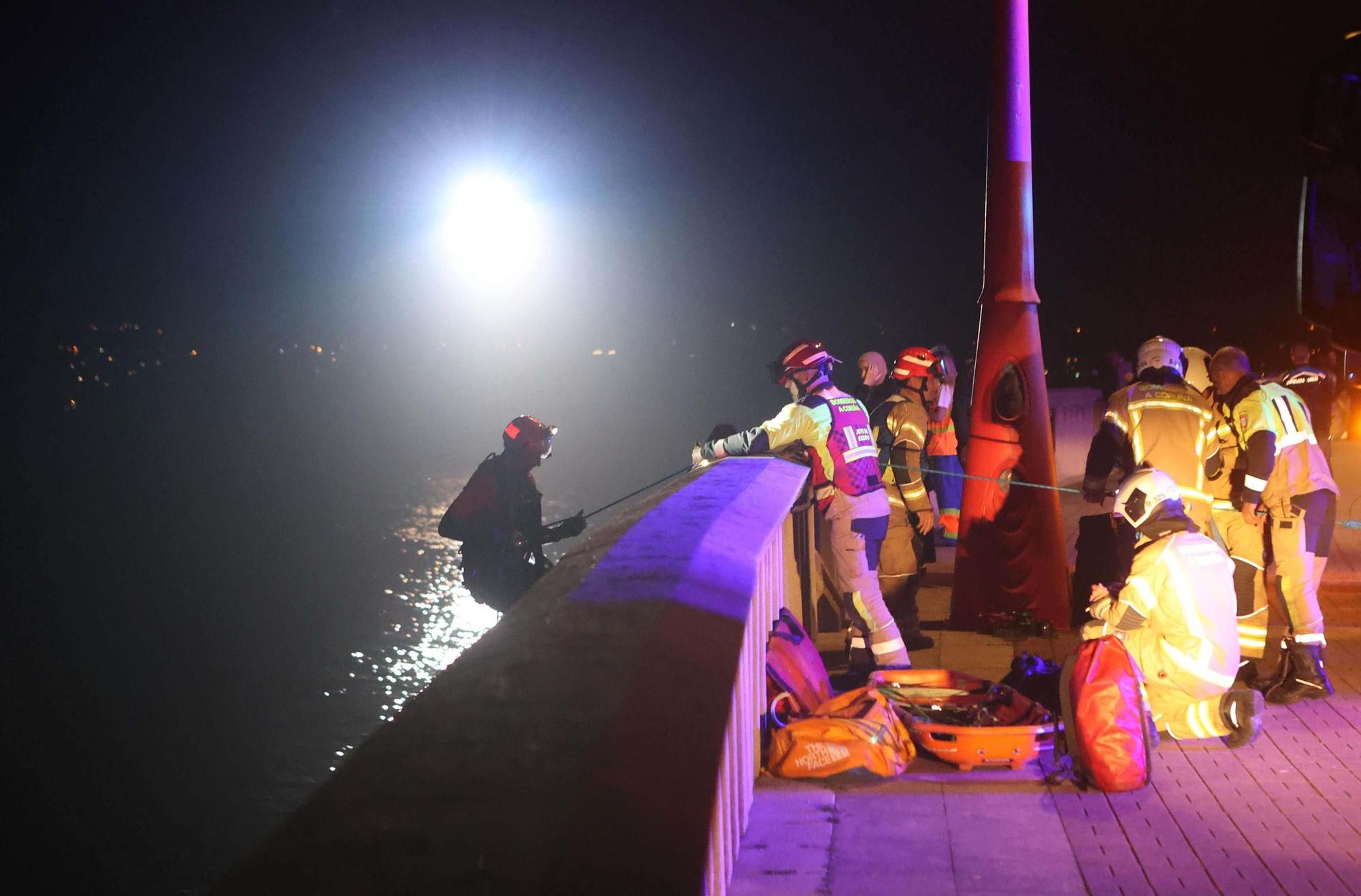Eddahchouri, rescatado tras caer anoche a las rocas en el paseo marítimo de A Coruña