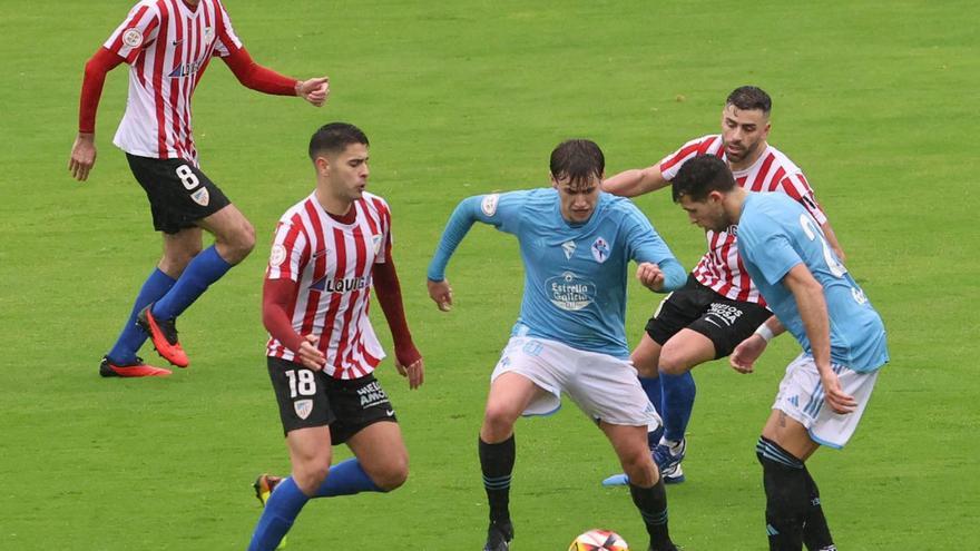 Óscar Gil, del Celta C, controla el balón. // ALBA VILLAR